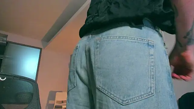 Snapshot of Samuel_Andrew chatting on 11-08-25, 04:23 Samuel Andrew online show from 11-08-25, 04:23