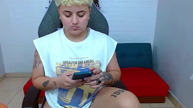 isabeautyx19 online show from 12-18-24, 04:28