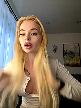 Snapshot of Vladamais chatting on 11-13-25, 10:25 Vladamais online show from 11-13-25, 10:25