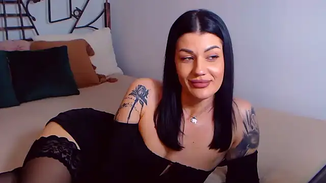 Snapshot of YvonneEverlee chatting on 02-11-25, 11:54 YvonneEverlee online show from 02-11-25, 11:54