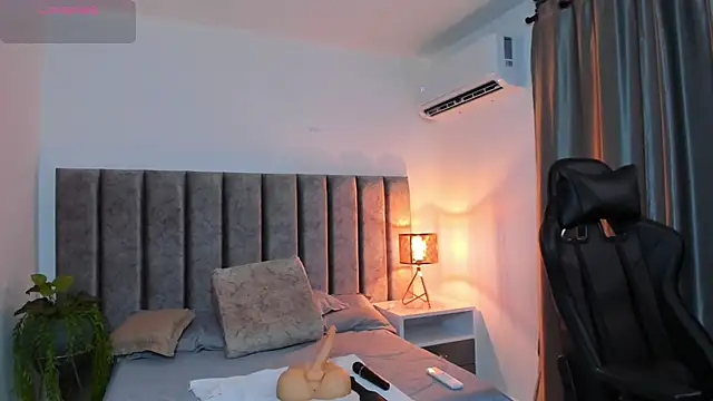 SamanthaSmithx online show from 10-04-25, 12:19