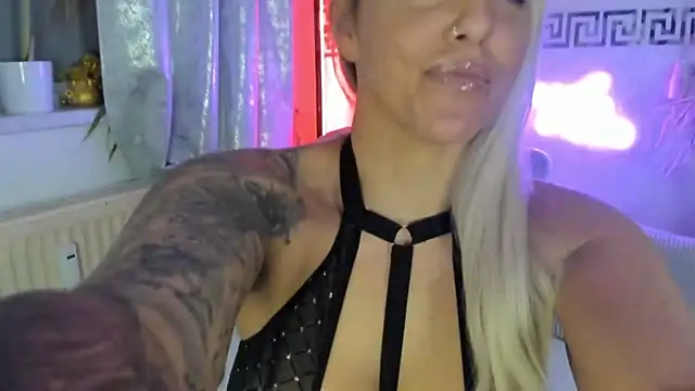 Snapshot of CocoSkyy chatting on 11-29-25, 08:23 CocoSkyy online show from 11-29-25, 08:23