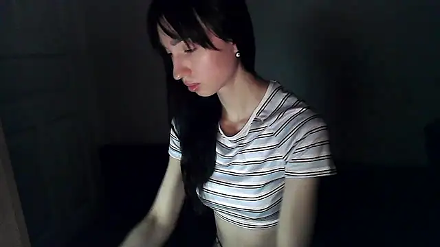 Snapshot of ElizaSwon chatting on 12-18-25, 04:02 ElizaSwon online show from 12-18-25, 04:02