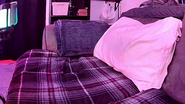 Snapshot of famousALYX chatting on 10-31-25, 07:09 famousALYX online show from 10-31-25, 07:09