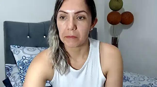 Snapshot of Chantal_hott chatting on 03-08-25, 01:39 Chantal hott online show from 03-08-25, 01:39