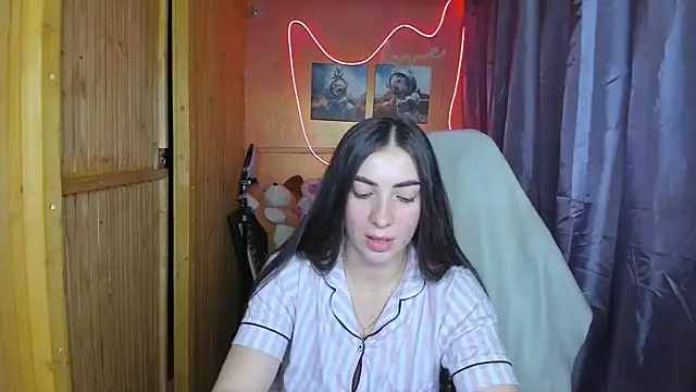 Snapshot of Fiery_Brunette_ chatting on 02-17-25, 09:35 Fiery Brunette online show from 02-17-25, 09:35