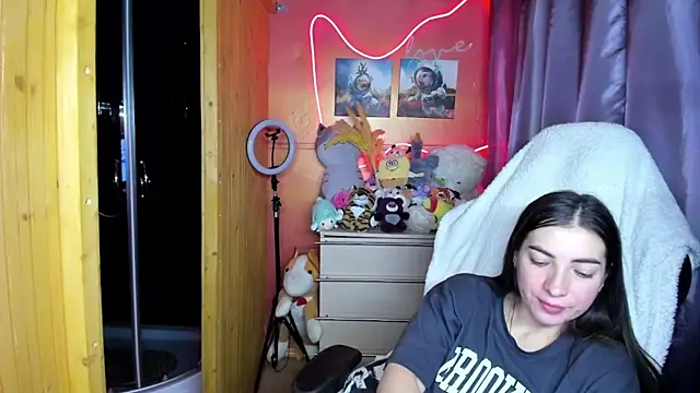 Fiery Brunette  online show from 04-12-26, 09:58