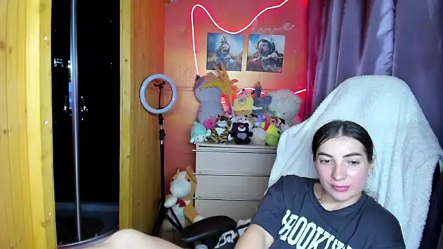 Fiery Brunette  online show from 06-18-26, 12:31