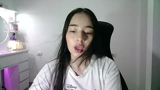 Snapshot of aineangeel chatting on 11-06-25, 12:44 aineangeel online show from 11-06-25, 12:44