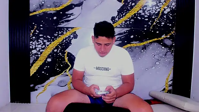 Snapshot of sweethot___ chatting on 09-18-25, 01:57 sweethot online show from 09-18-25, 01:57