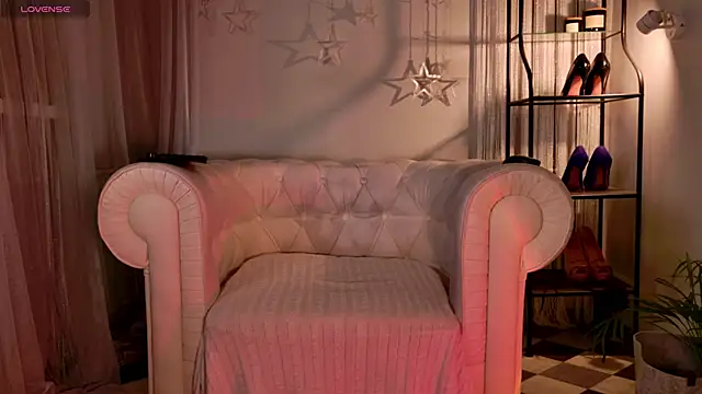 Snapshot of Your_Little_Milf chatting on 02-19-26, 06:26 Your Little Milf online show from 02-19-26, 06:26