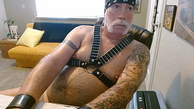 Snapshot of musclebearnips chatting on 06-23-26, 05:55 musclebearnips online show from 06-23-26, 05:55