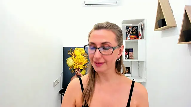 Snapshot of PassionGlow chatting on 01-26-25, 10:35 PassionGlow online show from 01-26-25, 10:35