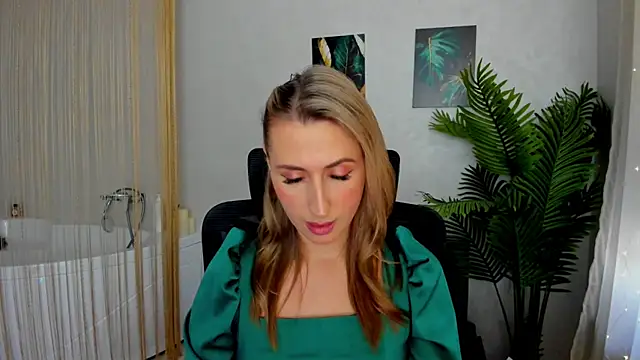 Snapshot of PassionGlow chatting on 02-14-25, 11:31 PassionGlow online show from 02-14-25, 11:31