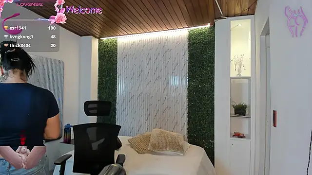 Snapshot of victoria_mooree chatting on 06-11-26, 12:32 victoria mooree online show from 06-11-26, 12:32