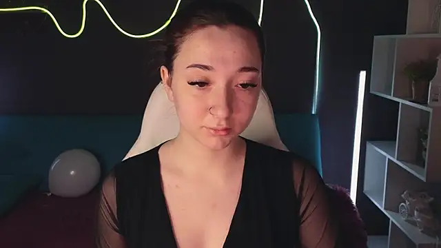 Snapshot of YasmineWest chatting on 12-21-24, 01:15 YasmineWest online show from 12-21-24, 01:15