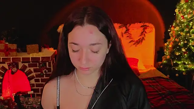 Snapshot of YasmineWest chatting on 12-15-25, 01:54 YasmineWest online show from 12-15-25, 01:54