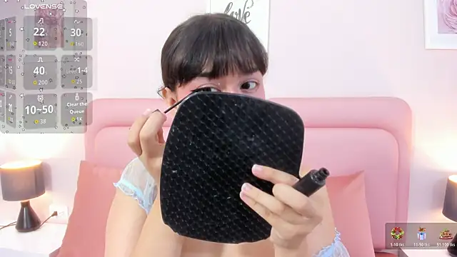 Snapshot of little_dolly1 chatting on 12-17-25, 12:22 little dolly1 online show from 12-17-25, 12:22