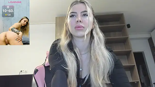 Snapshot of Megan_Ros chatting on 03-03-25, 03:42 Megan Ros online show from 03-03-25, 03:42