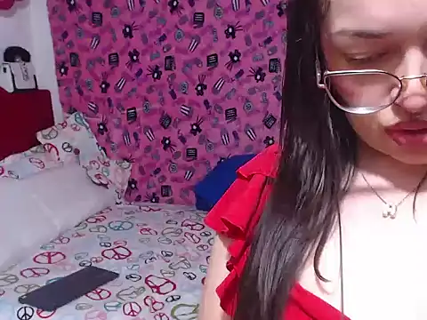 Snapshot of Angela_18honey chatting on 05-30-26, 01:35 Angela 18honey online show from 05-30-26, 01:35