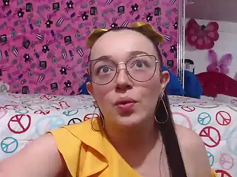 Snapshot of Angela_18honey chatting on 06-06-26, 01:32 Angela 18honey online show from 06-06-26, 01:32