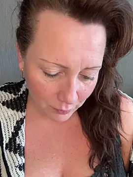 Snapshot of xsexycurvymilf chatting on 01-20-25, 11:45 xsexycurvymilf online show from 01-20-25, 11:45