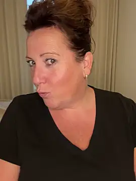 Snapshot of xsexycurvymilf chatting on 10-08-25, 03:20 xsexycurvymilf online show from 10-08-25, 03:20