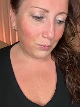 Snapshot of xsexycurvymilf chatting on 10-29-25, 02:52 xsexycurvymilf online show from 10-29-25, 02:52