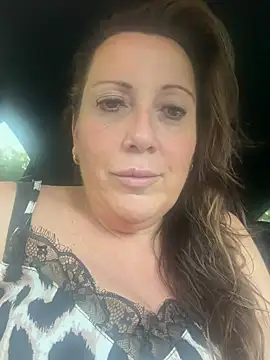 Snapshot of xsexycurvymilf chatting on 08-08-26, 06:32 xsexycurvymilf online show from 08-08-26, 06:32