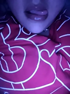 Snapshot of _Redwine_ chatting on 12-17-25, 05:30 Redwine online show from 12-17-25, 05:30