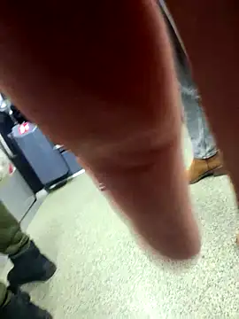 Snapshot of molozeb chatting on 12-17-25, 12:00 molozeb online show from 12-17-25, 12:00