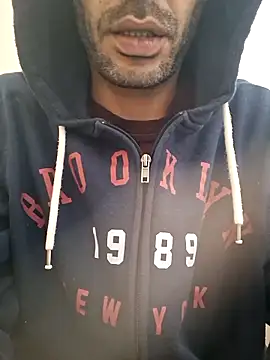 Snapshot of molozeb chatting on 12-20-25, 08:32 molozeb online show from 12-20-25, 08:32