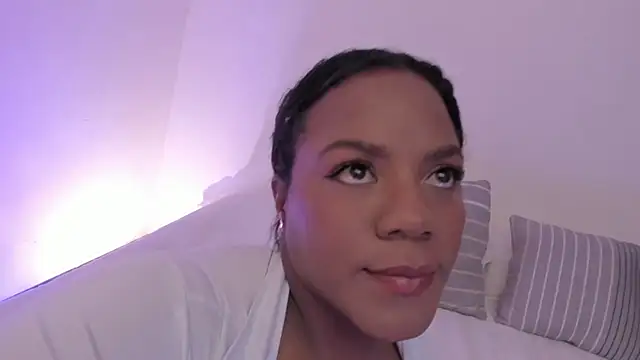 Snapshot of Sexyshantal_ chatting on 10-28-25, 07:27 Sexyshantal online show from 10-28-25, 07:27