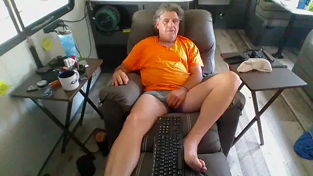 Snapshot of lateniter chatting on 04-25-26, 01:41 lateniter online show from 04-25-26, 01:41