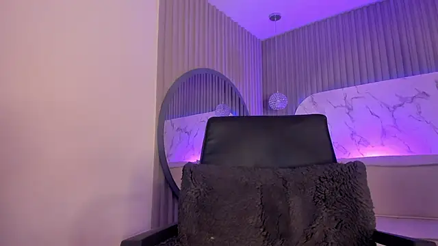 Snapshot of Dollar-girl chatting on 05-28-26, 01:58 Dollar-girl online show from 05-28-26, 01:58