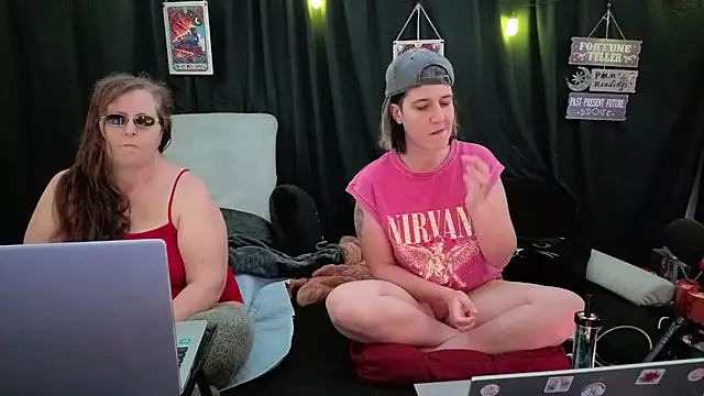 Snapshot of Sexy_Mama-69 chatting on 11-20-25, 05:34 Sexy Mama-69 online show from 11-20-25, 05:34