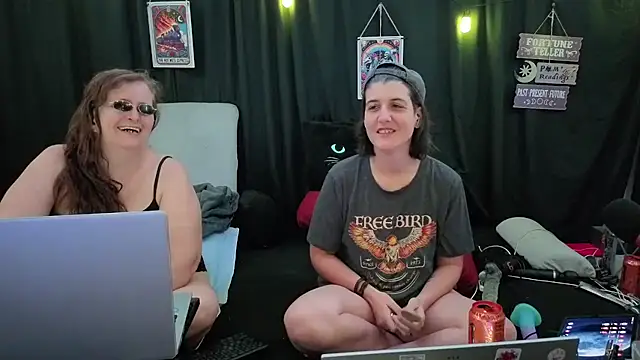 Snapshot of Sexy_Mama-69 chatting on 11-21-25, 04:27 Sexy Mama-69 online show from 11-21-25, 04:27