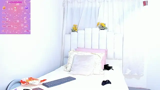 Snapshot of RoxannaBlanche chatting on 09-18-25, 12:07 RoxannaBlanche online show from 09-18-25, 12:07