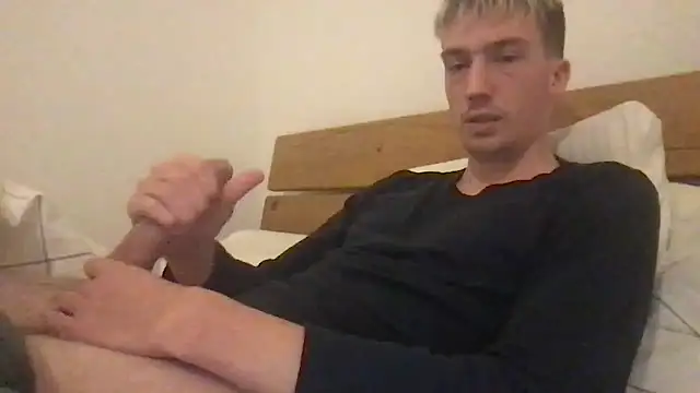 Snapshot of hungandfun05 chatting on 12-11-24, 01:37 hungandfun05 online show from 12-11-24, 01:37