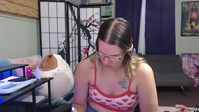 Snapshot of Sarahtineke chatting on 10-27-25, 04:22 Sarahtineke online show from 10-27-25, 04:22