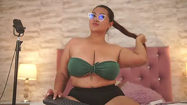 Snapshot of IsabellMendez_ chatting on 01-15-25, 07:23 IsabellMendez online show from 01-15-25, 07:23