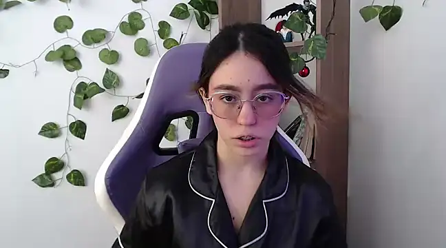 Snapshot of BlairVicent chatting on 03-18-25, 03:21 BlairVicent online show from 03-18-25, 03:21