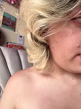 Snapshot of Enyeld_ruru chatting on 02-22-25, 09:15 Enyeld ruru online show from 02-22-25, 09:15