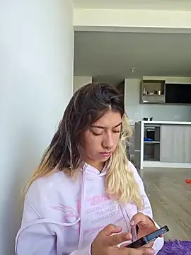 Snapshot of Enyeld_ruru chatting on 11-08-25, 04:29 Enyeld ruru online show from 11-08-25, 04:29