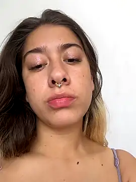 Snapshot of Enyeld_ruru chatting on 12-01-25, 03:06 Enyeld ruru online show from 12-01-25, 03:06