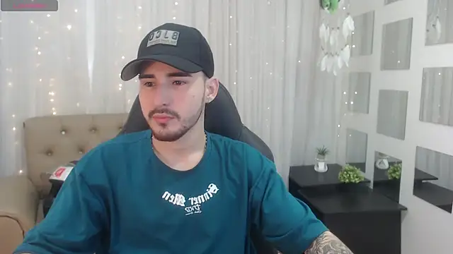 Snapshot of DmitriSanders chatting on 12-24-24, 12:55 DmitriSanders online show from 12-24-24, 12:55