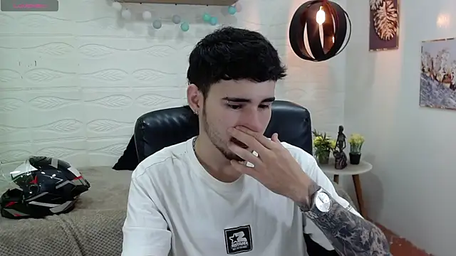 Snapshot of DmitriSanders chatting on 01-08-25, 08:29 DmitriSanders online show from 01-08-25, 08:29