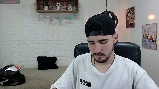 Snapshot of DmitriSanders chatting on 01-17-25, 09:17 DmitriSanders online show from 01-17-25, 09:17