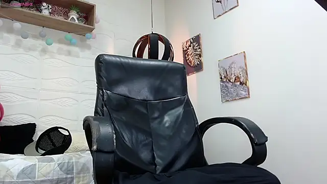 Snapshot of DmitriSanders chatting on 02-15-25, 10:52 DmitriSanders online show from 02-15-25, 10:52