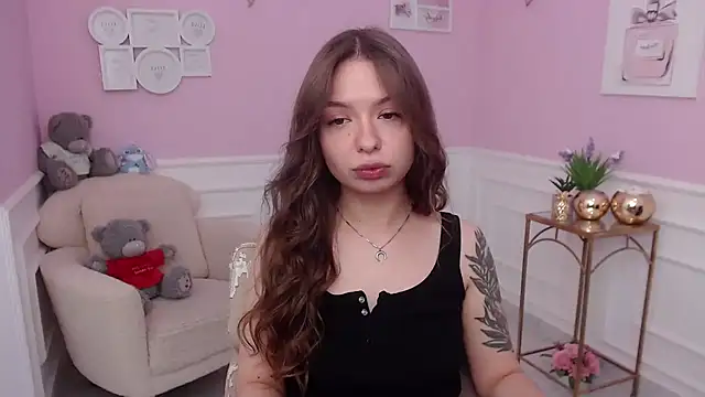 LucySkilar online show from 10-20-25, 04:35